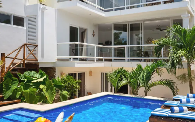 Luxury Villa: 5 Bdrs | Pool | up to 10 guests | Walk to restaurants