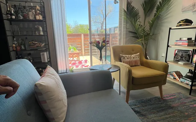 Quiet apartment in Oaklawn (Dallas Gayborhood) minutes from Love Field
