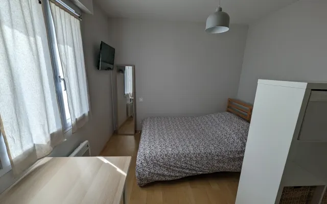 Ruhiges privates Schlafzimmer mit Gemeinschaftsbad, Wohnzimmer und Küch