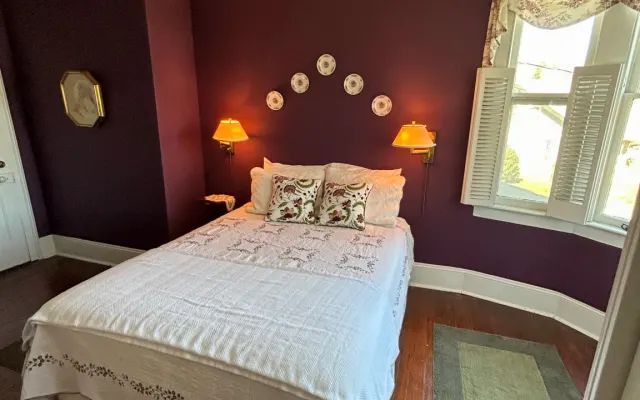 Large Cozy Room at the Hollerwood House