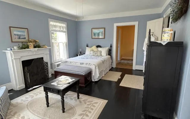Cozy En Suite at the Hollerwood Hose