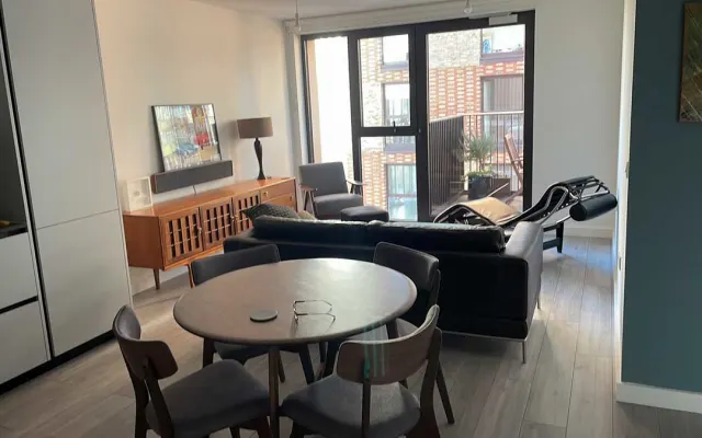 Un nuevo y hermoso apartamento de 1 cama en el nuevo pueblo gay.
