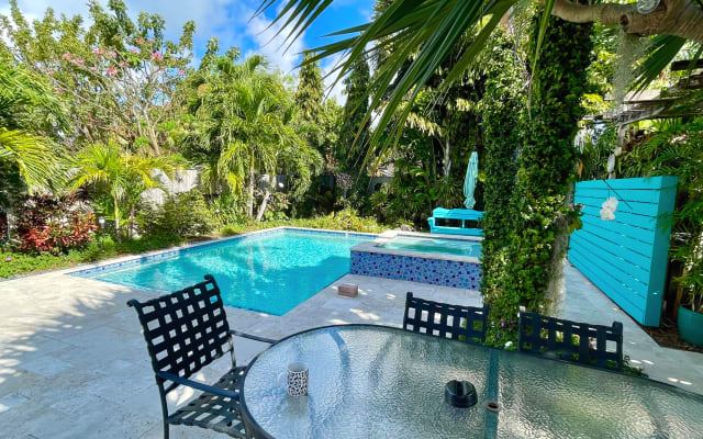 Great location near Gay Wilton Manors with pool! Nudist friendly