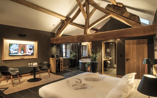 Vivez une expérience inoubliable dans une suite avec spa privatif.