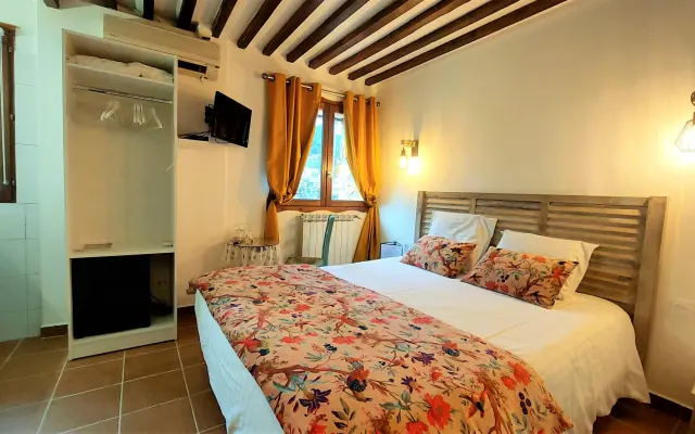 chambre géranium at the bergerie du moulin