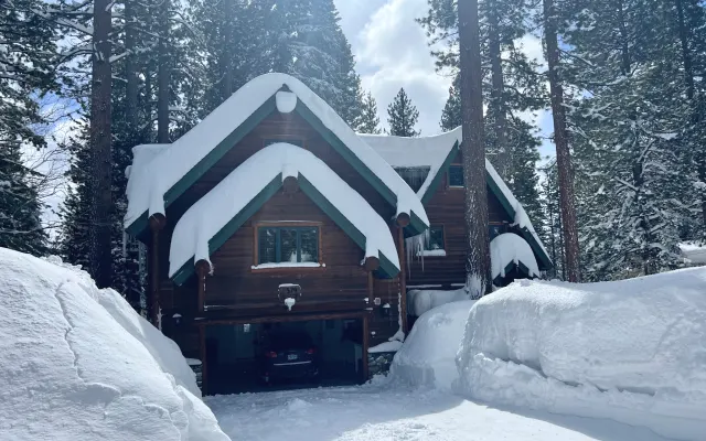 Beautiful Tahoe getaway. Centrally located, luxurious home.