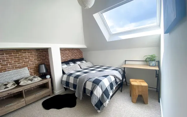 Habitación doble soleada y baño privado