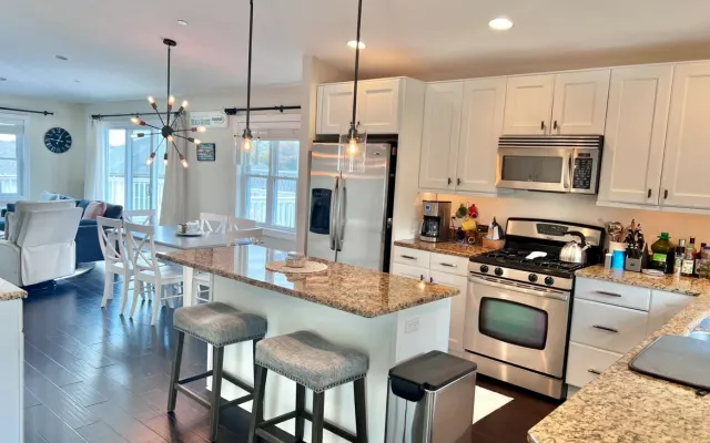Stunning 2BR Condo, Pool / Whirlpool, zu Fuß zu Saugatuck und Douglas!