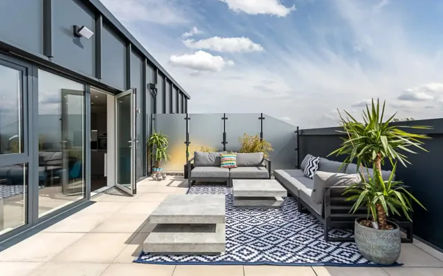 Stunning Penthouse Flat: City & Park View