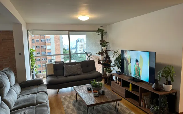 Private cozy room w/ heated pool, fast wifi & in-apt massage service