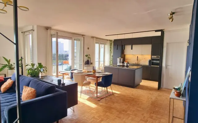 Room in chic apartment with impressive view of the Seine