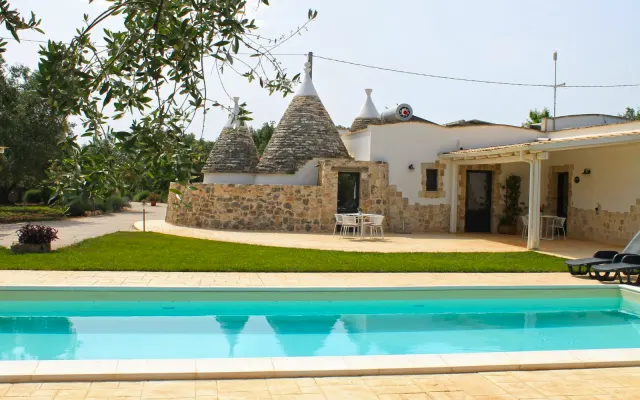 Trullo Terra avec vue sur la piscine
