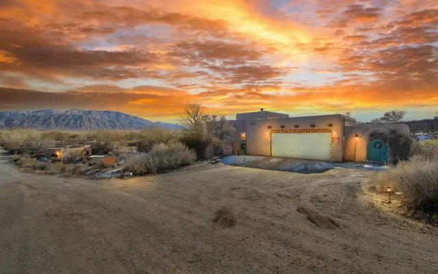 Bellissima casa in stile adobe su una strada tranquilla e privata con...