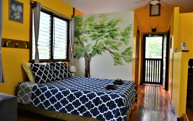 Dieses wunderschöne preisgekrönte private Tree Top Home mit Balkon...