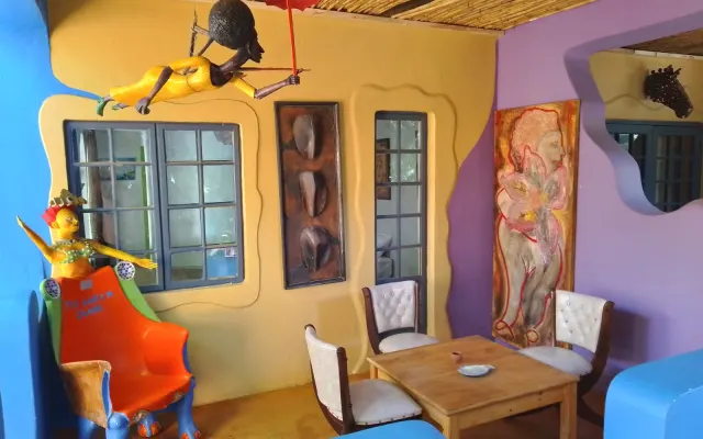 Quarto virado para a piscina e o jardim