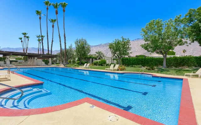 Raro appartamento in affitto a Greenhouse East a Palm Springs...