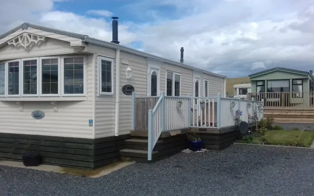 Well appointed static caravan just minutes from the beach