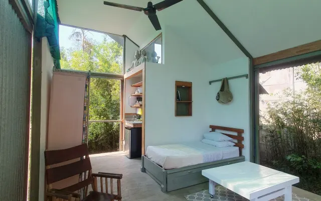Cabane dans un jardin tropical