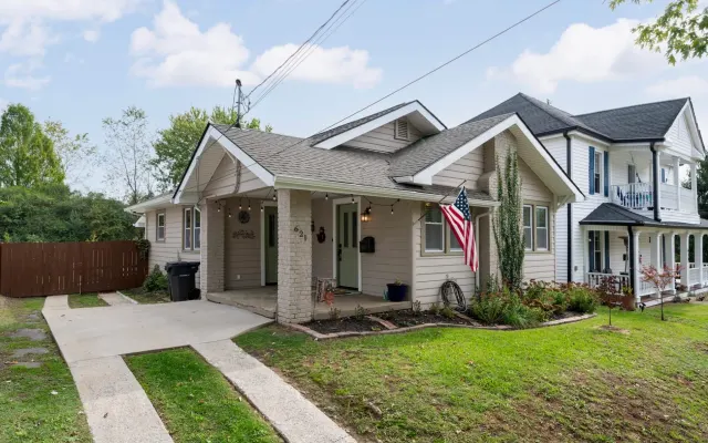 Fun close to downtown! Pet friendly!