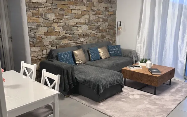 2-room apartment with garden near airport
