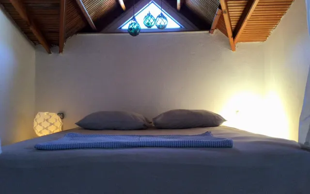 Appartamento con una camera da letto circondato da ulivi al costo del...