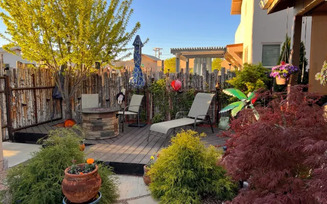 Casa de Wow! con giardini sereni.  Abbigliamento facoltativo.