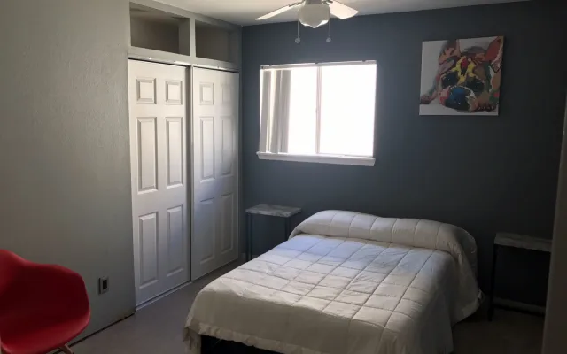 Quarto bonito e confortável para uma ou duas pessoas, numa casa...