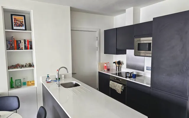 Cama King y baño propio. Si necesita todo el piso, por favor mensaje.
