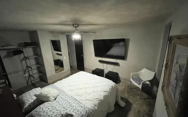 Situé au centre, une chambre avec salle de bain semi-privée.