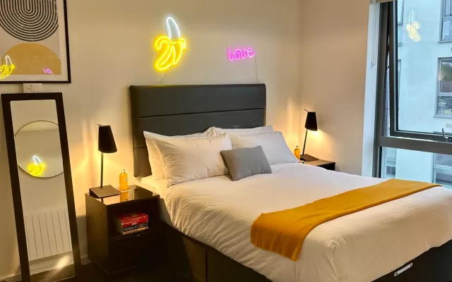 Modern en-suite bedroom with amenities