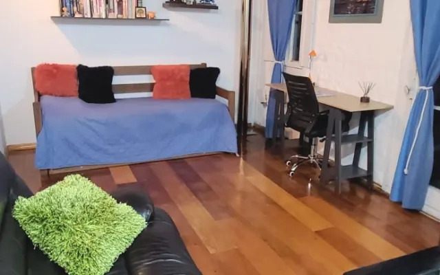 Quarto bonito com varanda.