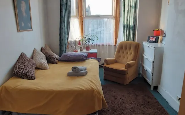 Nice entire studio flat. Close to London centre. Lovely green area.