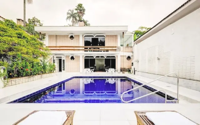 VILLA MIT HÄNGENDEM POOL