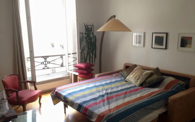 Chambre Privée, lit double, Canal St Martin
