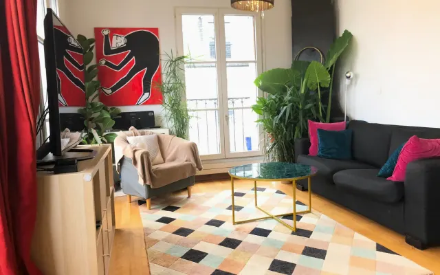 A quiet bedroom in a bright apartment in 18eme Arrondissement