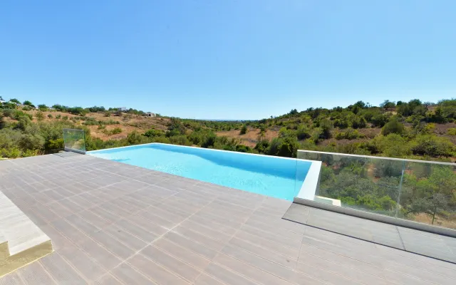 Villa con piscina panoramica a sfioro