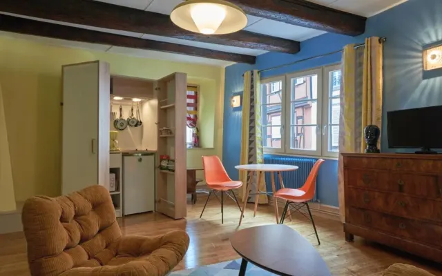 Studio "Little Cliquot" + PARKPLATZ / Klein Venedig