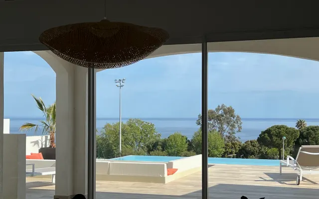 Peaceful, fully air-conditioned villa with sea view and large swimming 