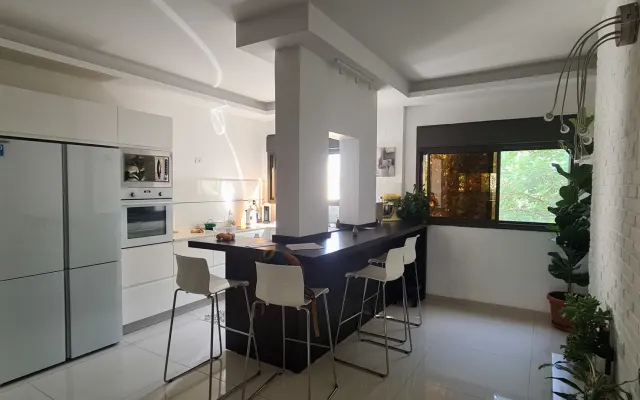 Renting a spacious room in a charming apartment in the heart of the Ha