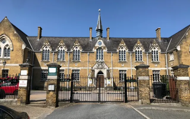 Historical Victorian School Conversion 20 minutes from the West End