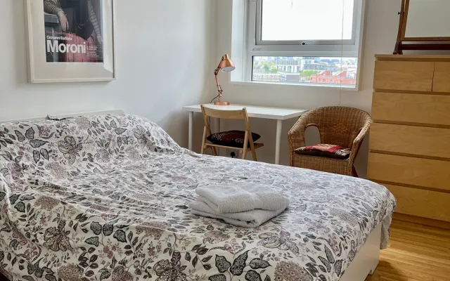 Quarto luminoso num apartamento com vistas espectaculares sobre...