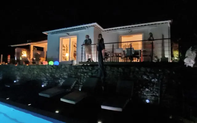 Poolvilla, in einer grünen Umgebung ohne Gegenüber in absoluter Ruhe.