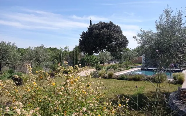 Bonita casa de família nova perto do centro da aldeia