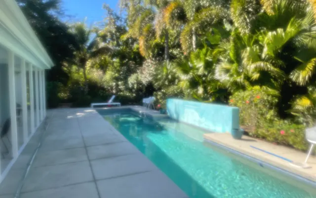 Casa moderna e elegante dos anos 50 com jardim e piscina totalmente...