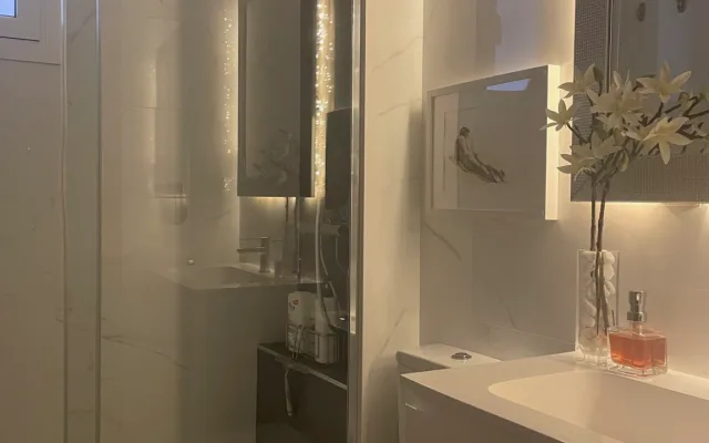 Gemütliches und ruhiges Zimmer mit verspiegeltem Kleiderschrank und...