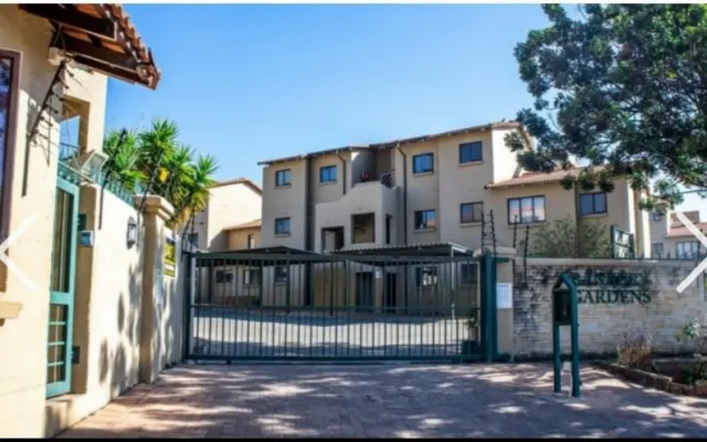 Schöne Wohnung in den üppigen Vororten von Northwold Johannesburg.