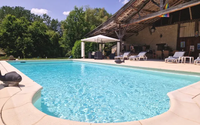 Cassin house, bedroom with private bathroom and swimming pool