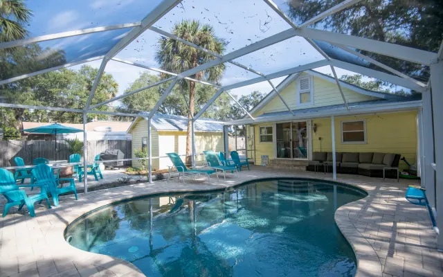 Cute Bungalow mit Pool in Gulfport - Walk to Everything! Strand in der 