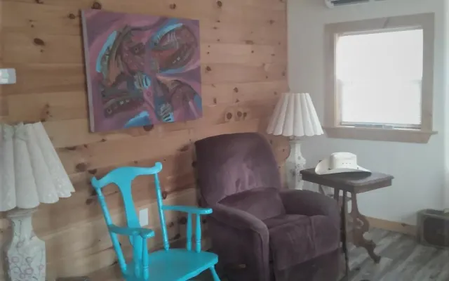 Letto singolo in camera propria in una piccola casa in città vicino a