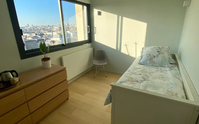 Independent room with private bathroom at the gates of the Marais